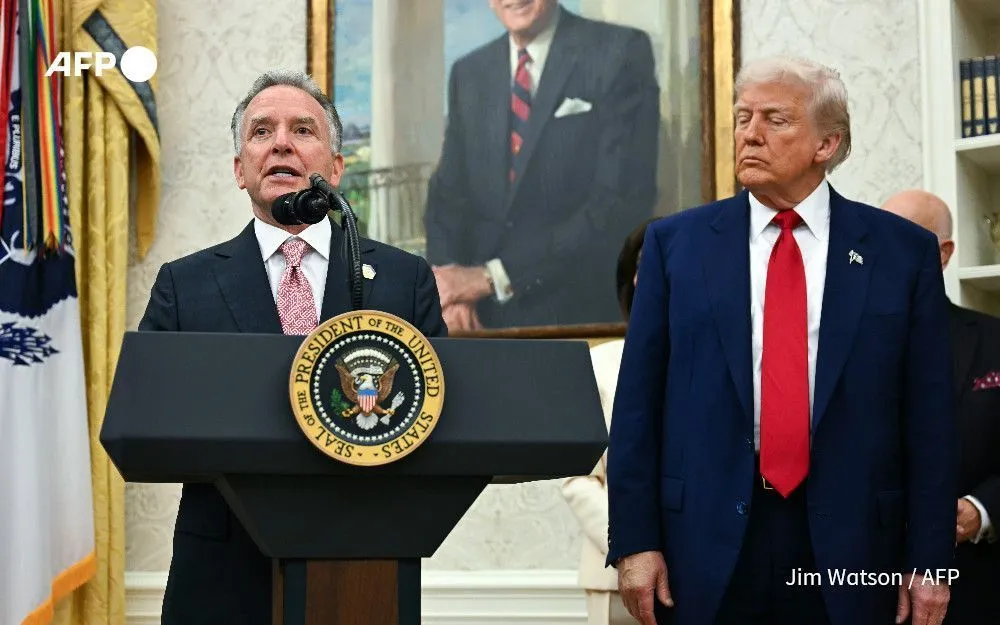 Tổng thống Trump xác nhận cử đặc phái viên Nhà Trắng Steve Witkoff (bên trái) đến Nga (Ảnh: AFP)