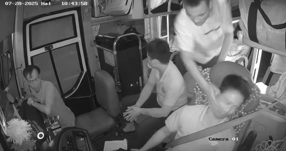 T&agrave;i xế bất ngờ bị h&agrave;nh kh&aacute;ch t&aacute;t trong khi đang l&aacute;i xe  - Ảnh 1.