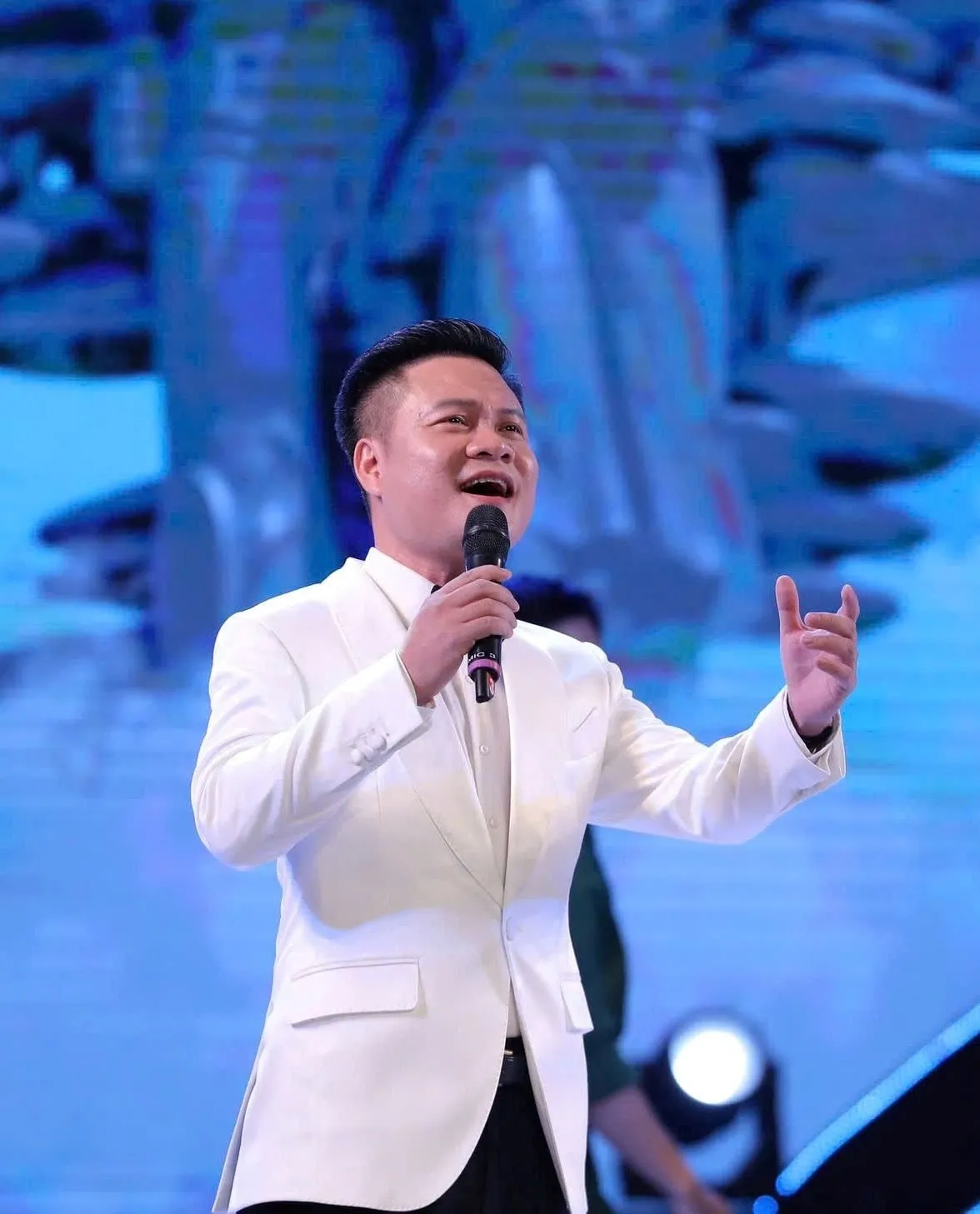 "Sao Mai" Hoàng Tùng ngọt ngào hát về tình yêu đôi lứa - Ảnh 2.