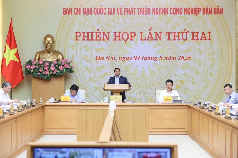Thủ tướng: Phát triển công nghiệp bán dẫn phải " thần tốc, táo bạo, đánh trận phải nhanh, mạnh, thắng“- Ảnh 1.
