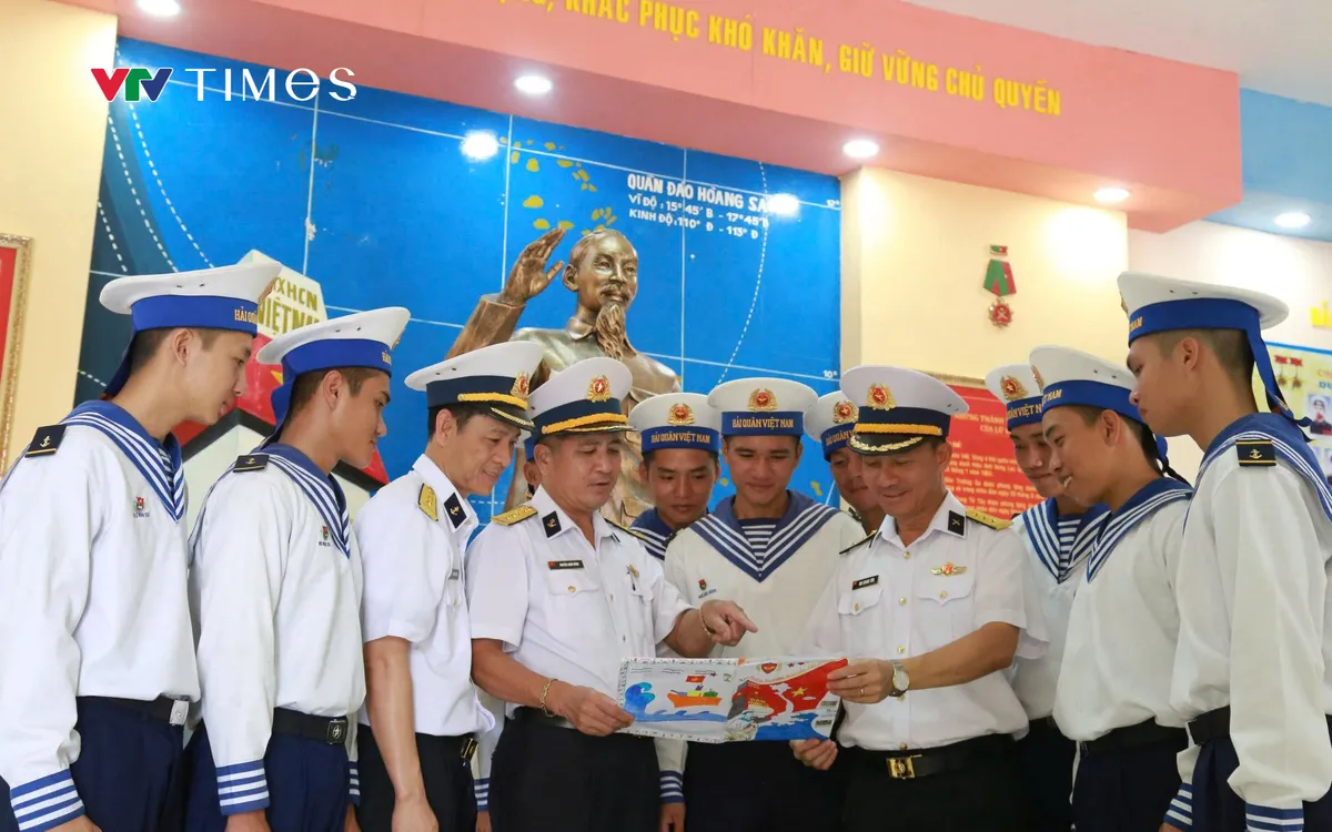 Bộ Tư lệnh Vùng 4 Hải trao hàng trăm lá thư tay cho cán bộ, chiến sĩ và nhân dân Đặc khu Trường Sa.