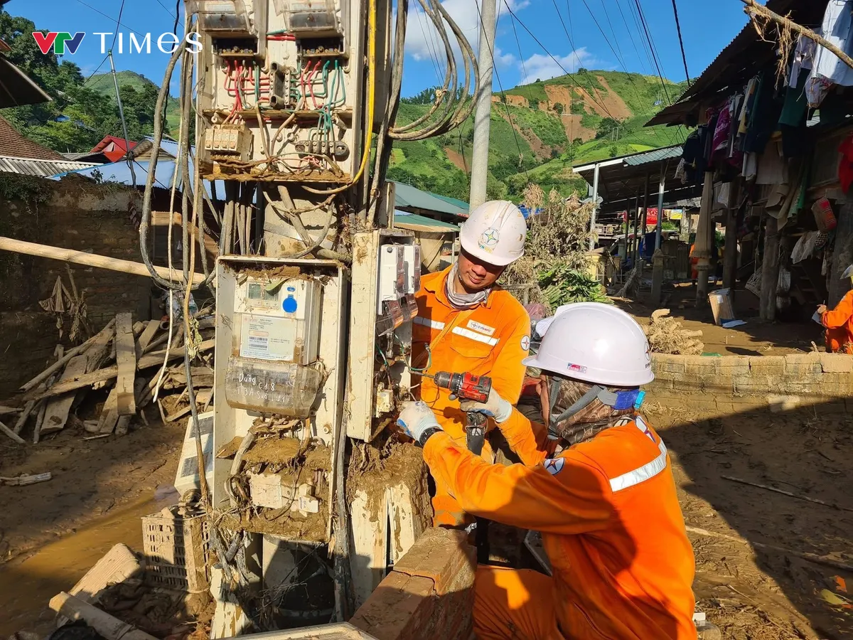 Điện lực Điện Bi&ecirc;n: Vượt kh&oacute; trong điều kiện thử th&aacute;ch lớn, cấp điện an to&agrave;n cho người d&acirc;n sau mưa lũ - Ảnh 6.