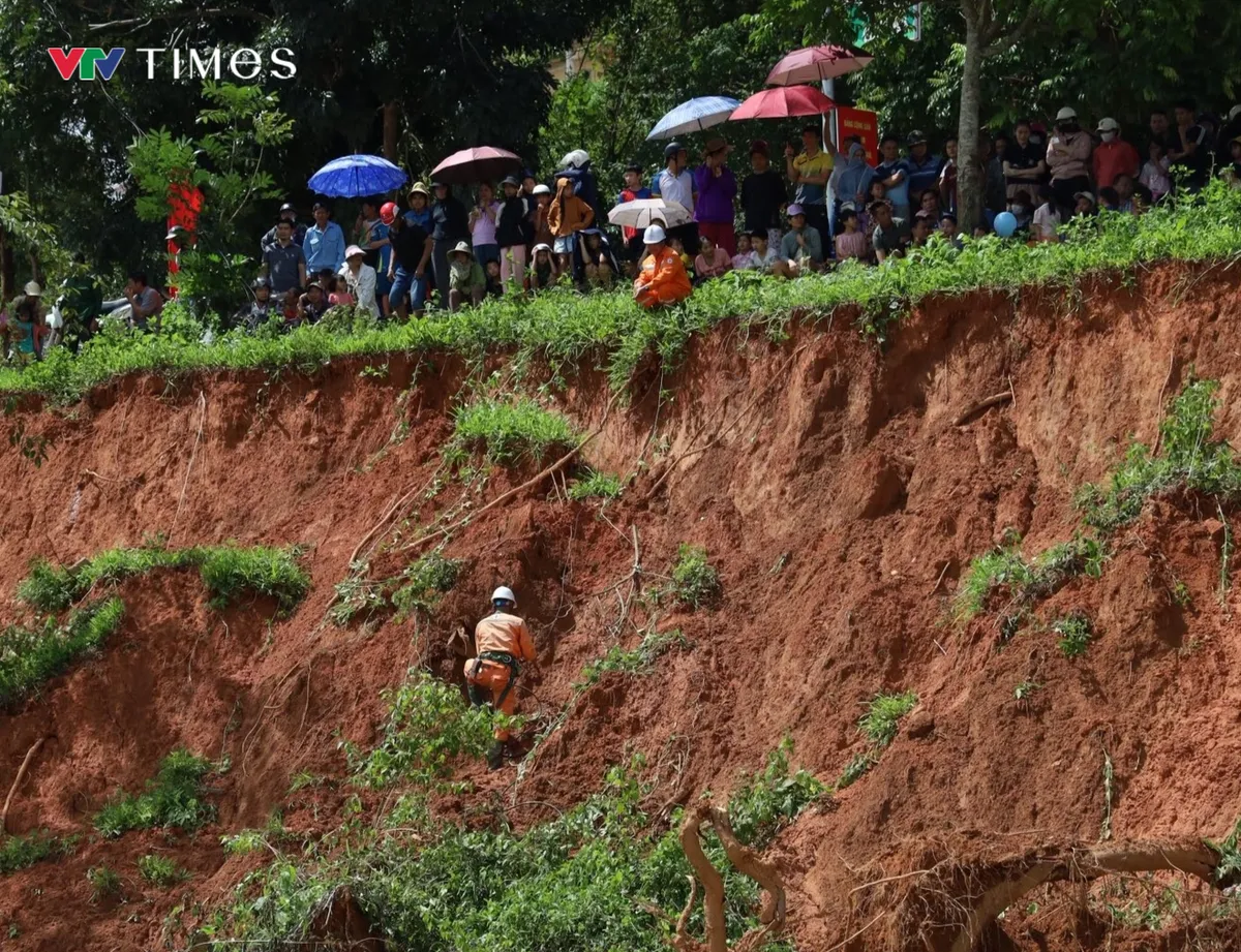 Điện lực Điện Bi&ecirc;n: Vượt kh&oacute; trong điều kiện thử th&aacute;ch lớn, cấp điện an to&agrave;n cho người d&acirc;n sau mưa lũ - Ảnh 4.