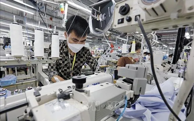 Sản xuất quần áo xuất khẩu sang thị trường Hoa Kỳ tại Công ty may TAL Vĩnh Phúc. Ảnh: Trần Việt/TTXVN Sản xuất quần áo xuất khẩu sang thị trường Hoa Kỳ tại Công ty may TAL Vĩnh Phúc. Ảnh: Trần Việt/TTXVN