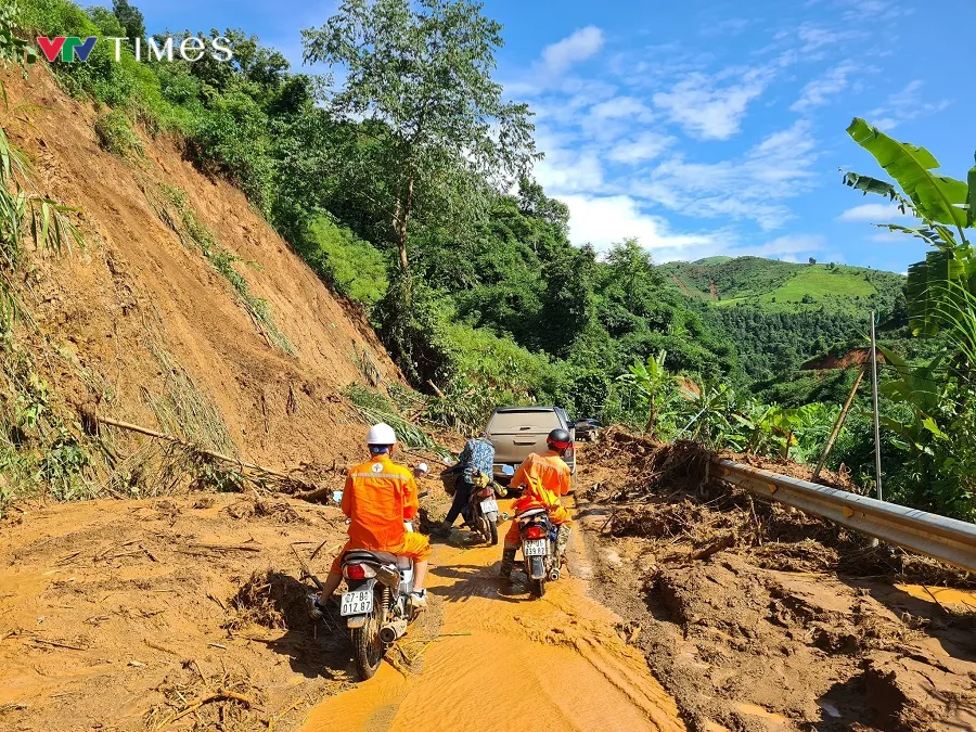 Điện lực Điện Bi&ecirc;n: Vượt kh&oacute; trong điều kiện thử th&aacute;ch lớn, cấp điện an to&agrave;n cho người d&acirc;n sau mưa lũ - Ảnh 7.