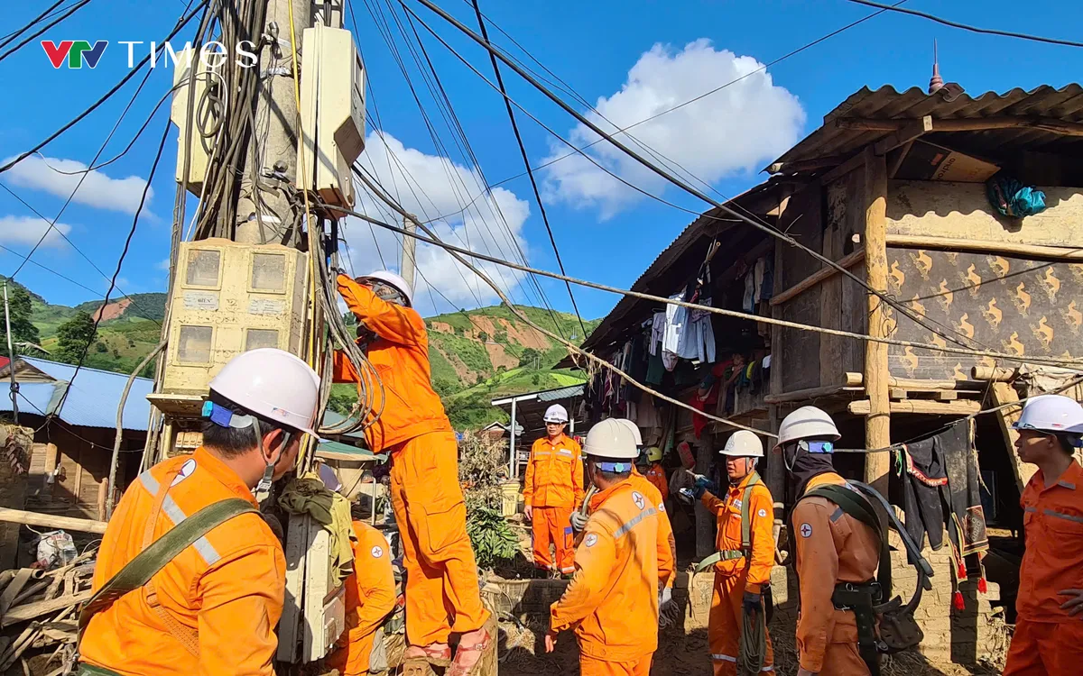 Khắc phục sự cố mất điện sau mưa lũ. Ảnh: Thái Thọ