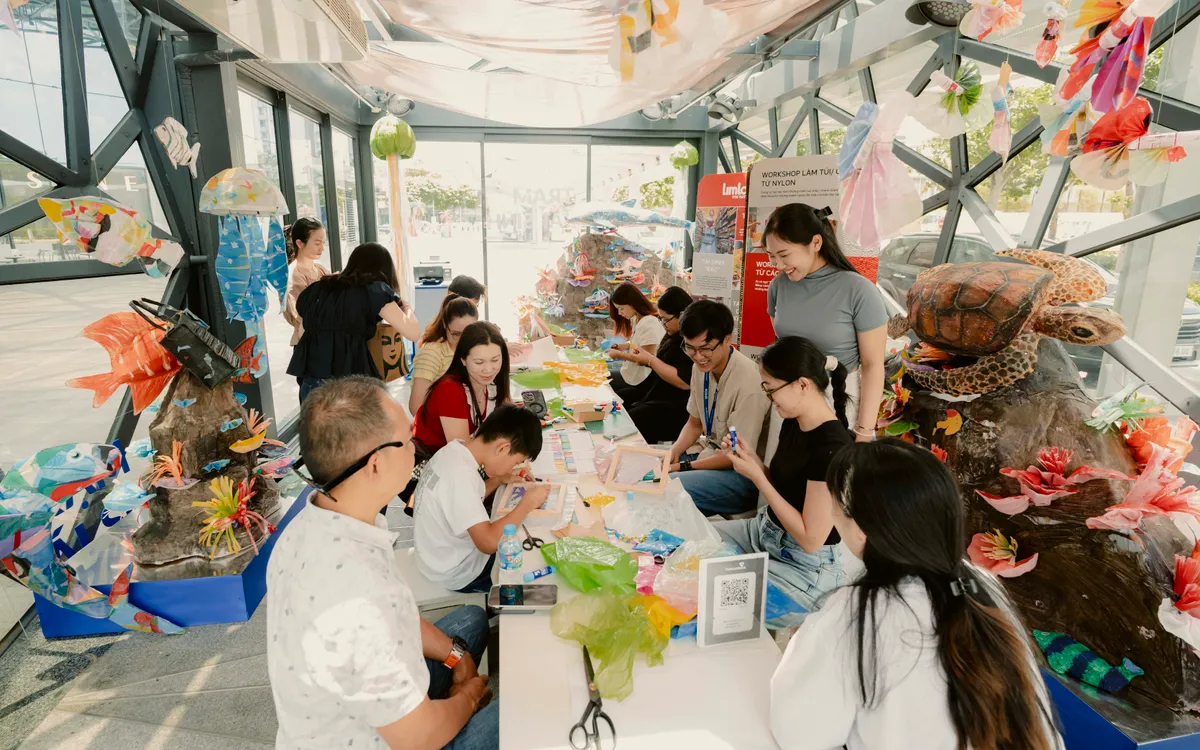 Workshop tạo hình và trang trí chai nhựa trong khuôn khổ chiến dịch