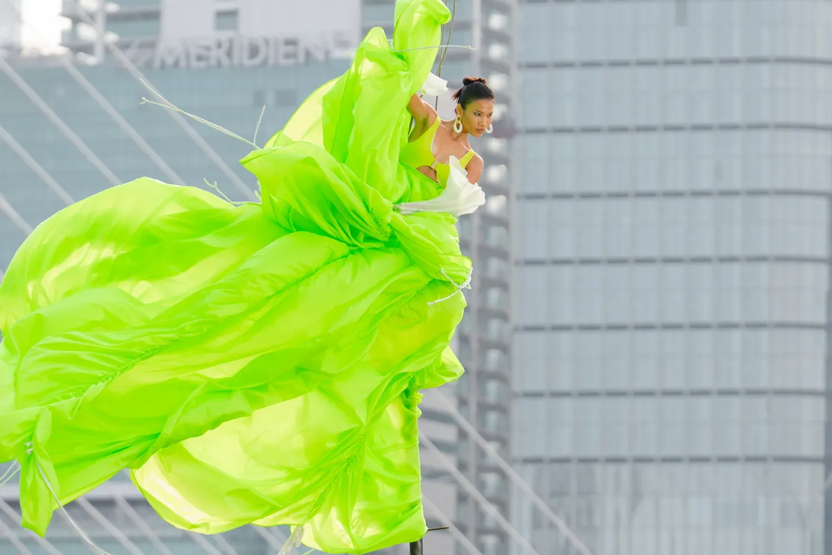 Vietnam's Next Top Model - Tập 1: Thử thách chụp hình trên không đưa 5 thí sinh tới nguy cơ bị loại - Ảnh 3.