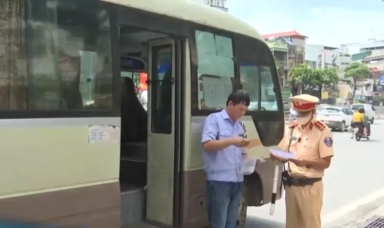 Kiểm soát xe kinh doanh vận tải tại khu vực gần bến xe - Ảnh 1.