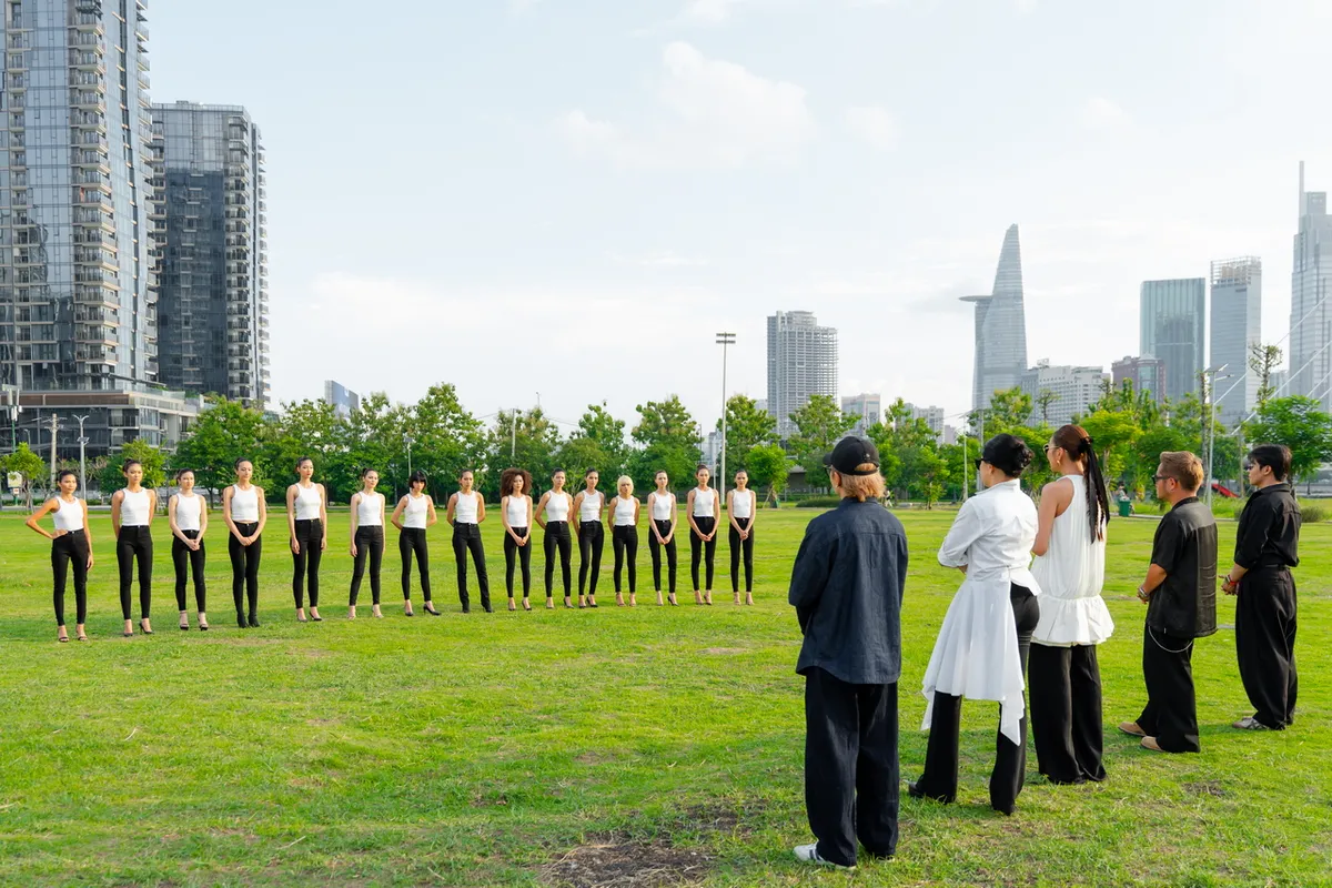 Vietnam's Next Top Model - Tập 1: Thử thách chụp hình trên không đưa 5 thí sinh tới nguy cơ bị loại - Ảnh 1.