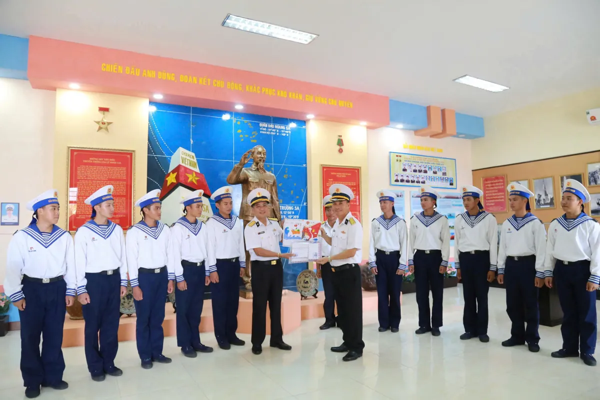 Xúc động hàng trăm lá thư học sinh gửi tới cán bộ, chiến sĩ và nhân dân Đặc khu Trường Sa - Ảnh 6.
