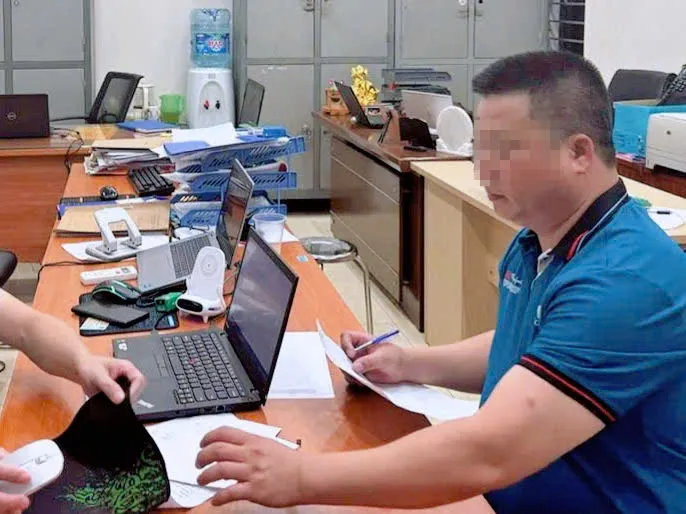 Hà Nội: Khẩn trương xác minh người đàn ông rút chìa khóa xe khách trên Vành đai 3 - Ảnh 1.