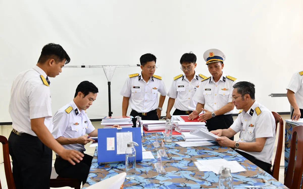 Đại tá Nguyễn Thịnh Tiệp - Phó Tham mưu trưởng Hải quân cùng đoàn kiểm tra hệ thống văn kiện diễn tập tại Lữ đoàn 127.