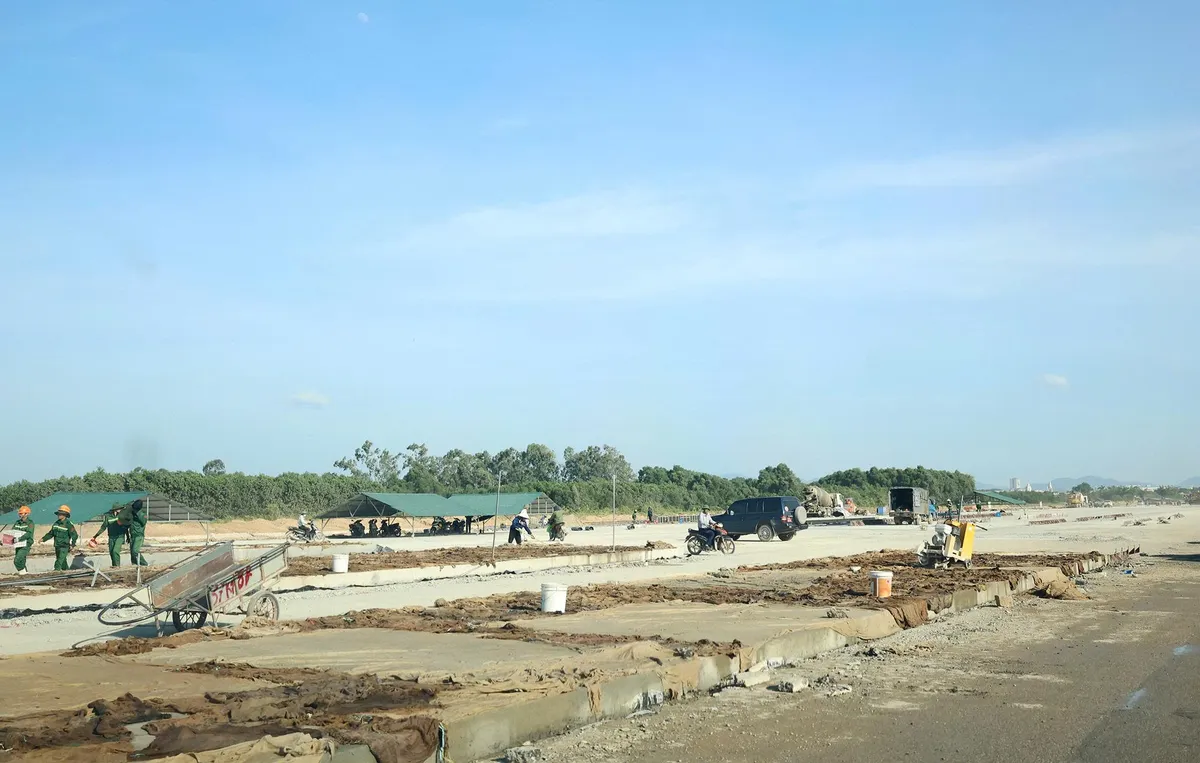 Nghệ An: Đẩy nhanh tiến độ các dự án tại Cảng hàng không quốc tế Vinh - Ảnh 1.
