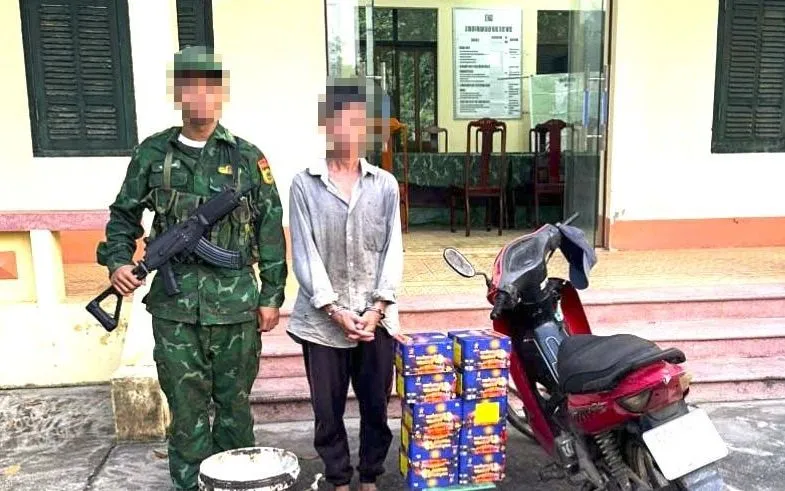 Đối tượng Phạm Văn Tài (bên phải) bị lực lượng nghiệp vụ của BĐBP Đồng Nai bắt giữ cùng tang vật. Ảnh: BDBP 