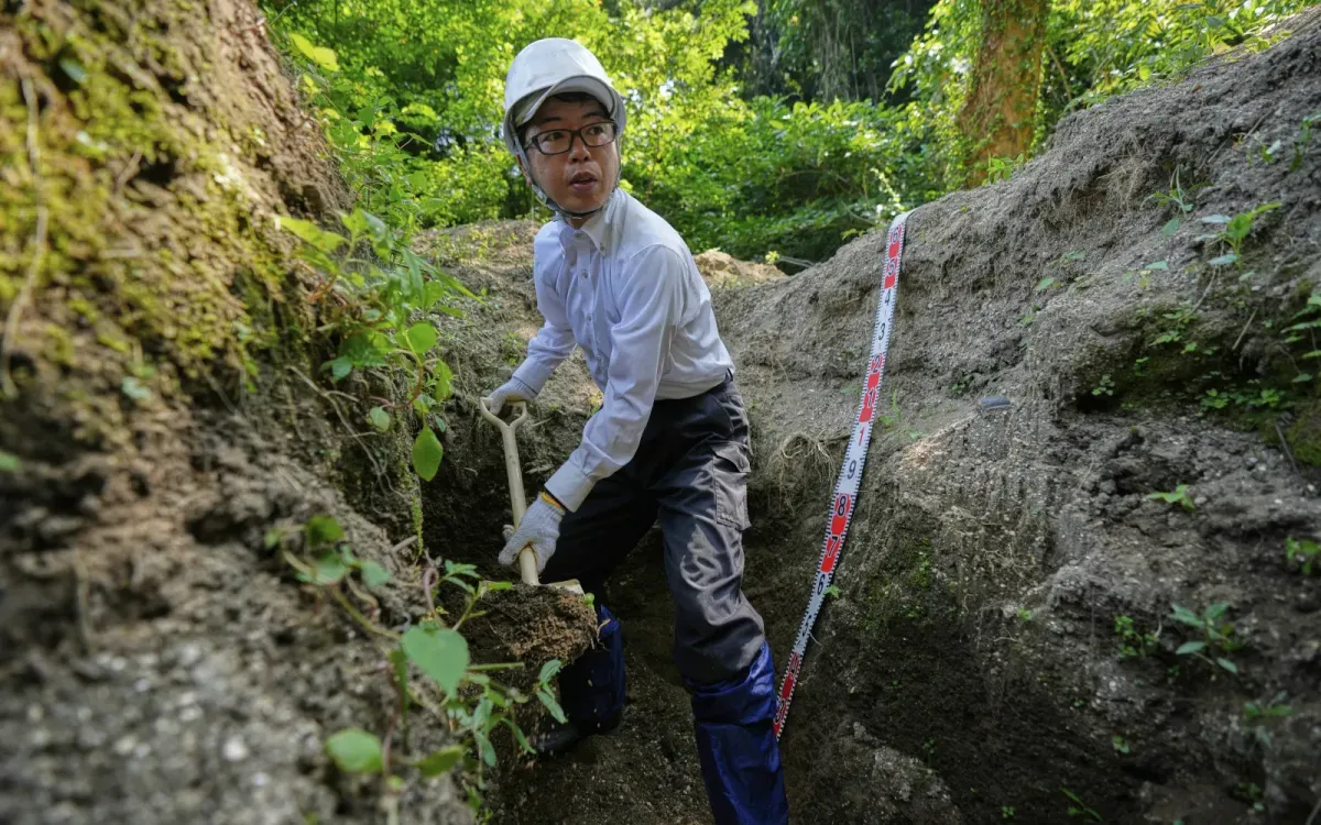 Rebun Kayo, một nhà nghiên cứu của Đại học Hiroshima, đang tìm kiếm hài cốt các nạn nhân vụ đánh bom Hiroshima năm 1945 (Ảnh: AP)