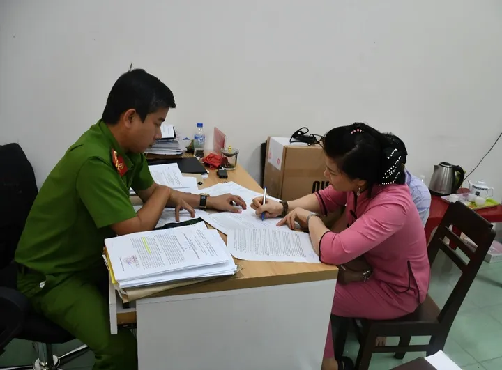 Bé trai 14 tháng tuổi bị bảo mẫu ném xuống nền tử vong sau 21 ngày điều trị - Ảnh 2.