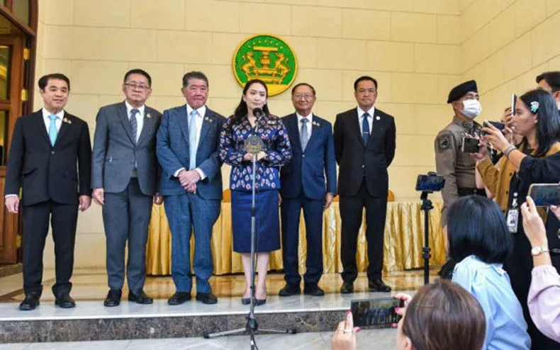 Bà Paetongtarn Shinawatra (ở giữa) trong một lần phát biểu trước báo giới (Ảnh: Thailand Government House)

