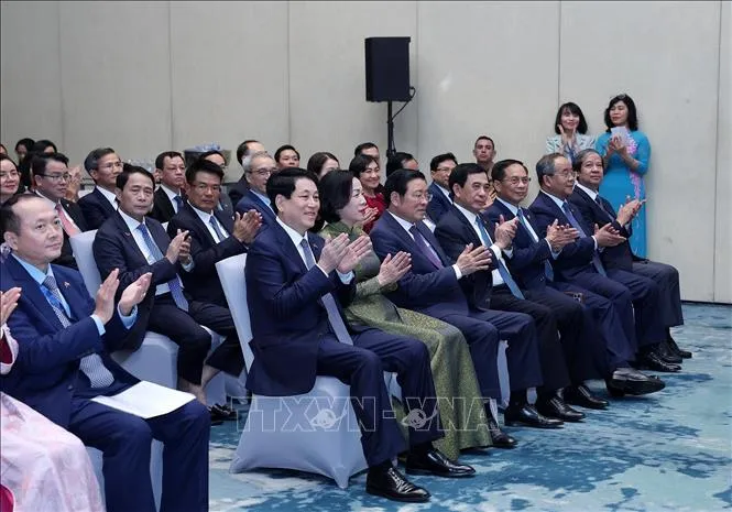Chủ tịch nước gặp mặt cán bộ Đại sứ quán và cộng đồng người Việt Nam tại Ai Cập - Ảnh 1.