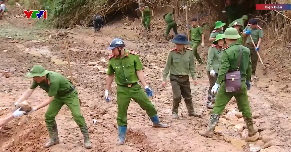Công an Điện Biên vác đá, vá đường, giúp dân khắc phục hậu quả lũ lụt - Ảnh 1.