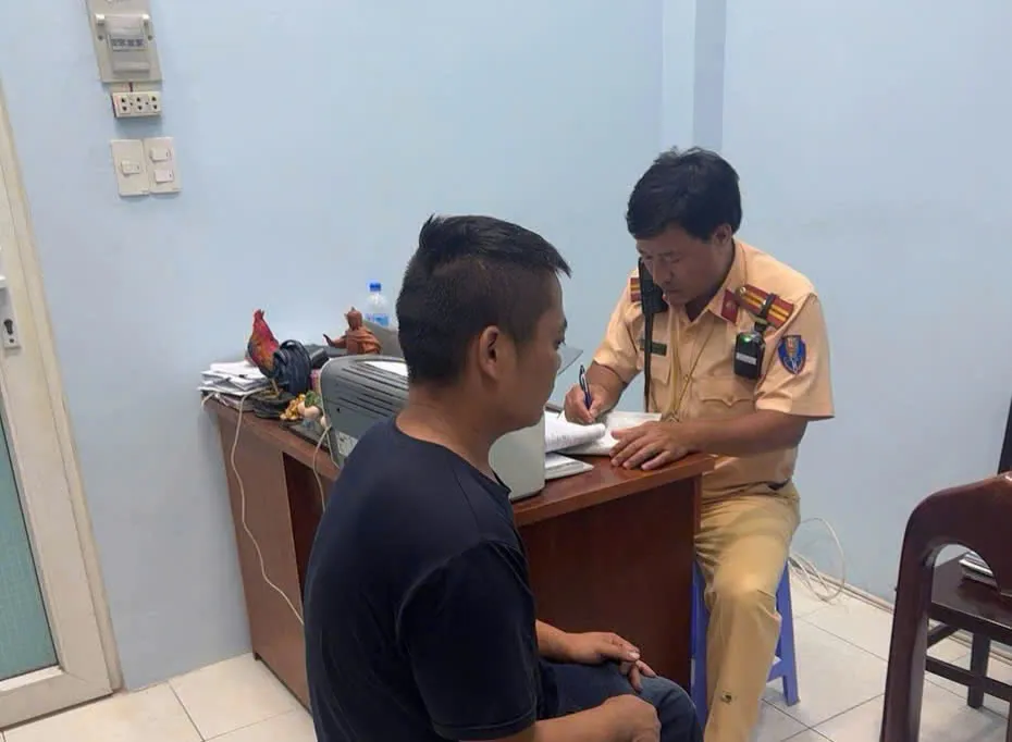 TP Hồ Chí Minh: Phạt tài xế xe đầu kéo lạng lách trên cao tốc 45 triệu đồng- Ảnh 1.