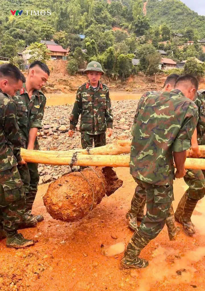Điện Biên: Phát hiện quả bom còn nguyên ngòi nổ giữa vùng lũ - Ảnh 4.