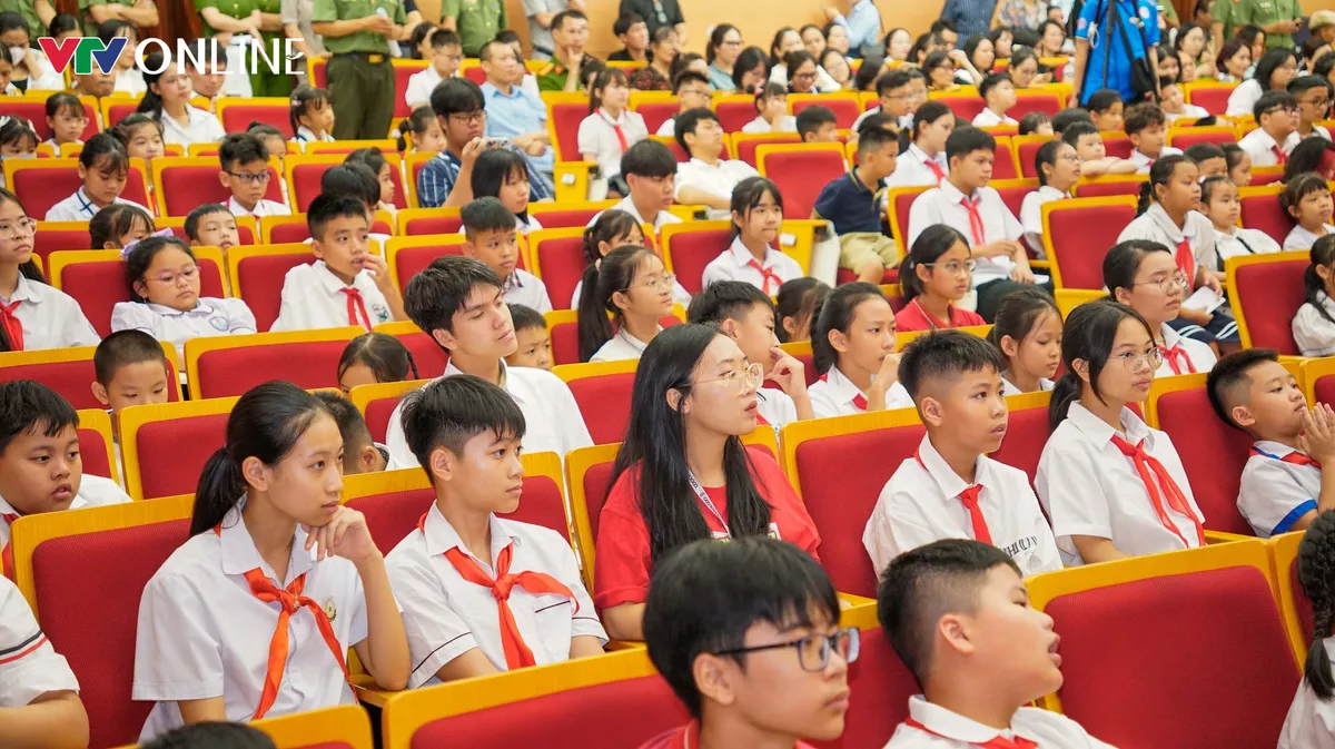 Công an Hà Nội tuyên dương 834 học sinh là con cán bộ, chiến sĩ tiêu biểu - Ảnh 5.