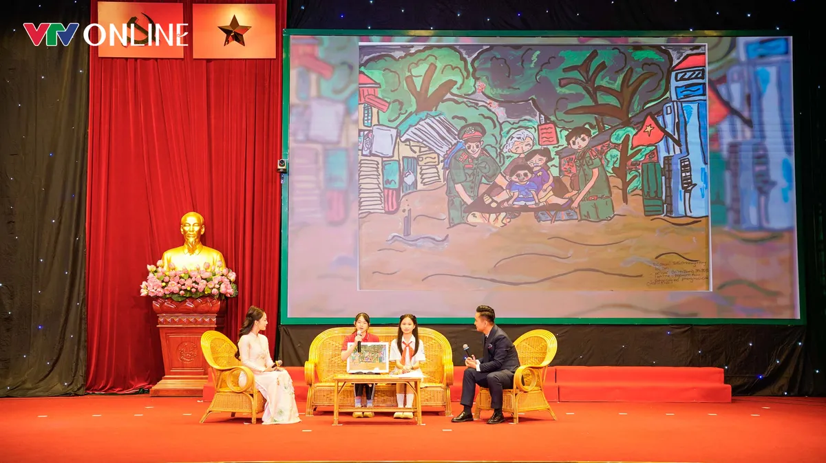 Công an Hà Nội tuyên dương 834 học sinh là con cán bộ, chiến sĩ tiêu biểu - Ảnh 4.