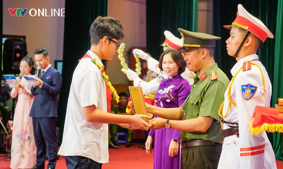 Công an Hà Nội tuyên dương 834 học sinh là con cán bộ, chiến sĩ tiêu biểu - Ảnh 3.