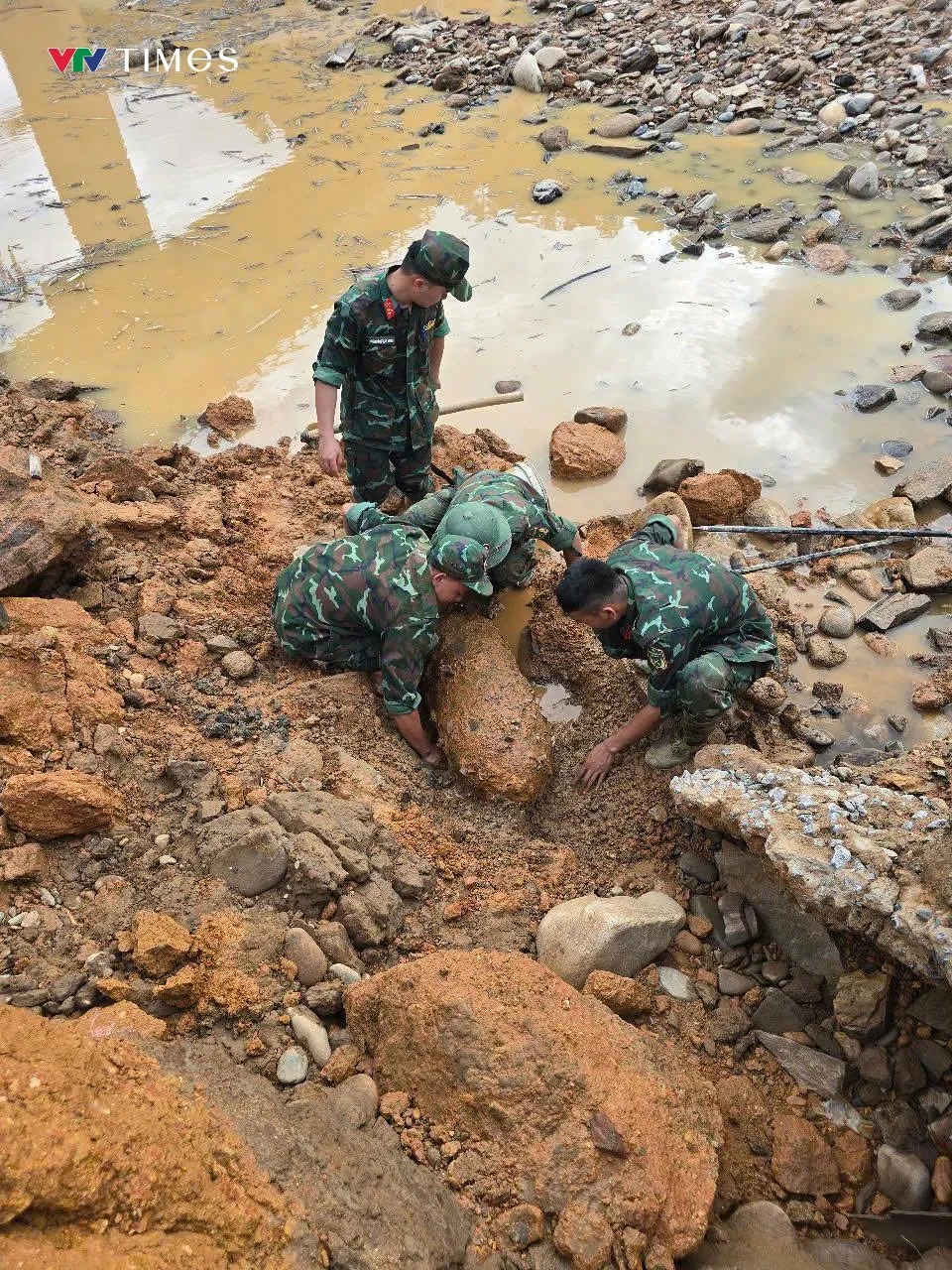 Điện Biên: Phát hiện quả bom còn nguyên ngòi nổ giữa vùng lũ - Ảnh 2.