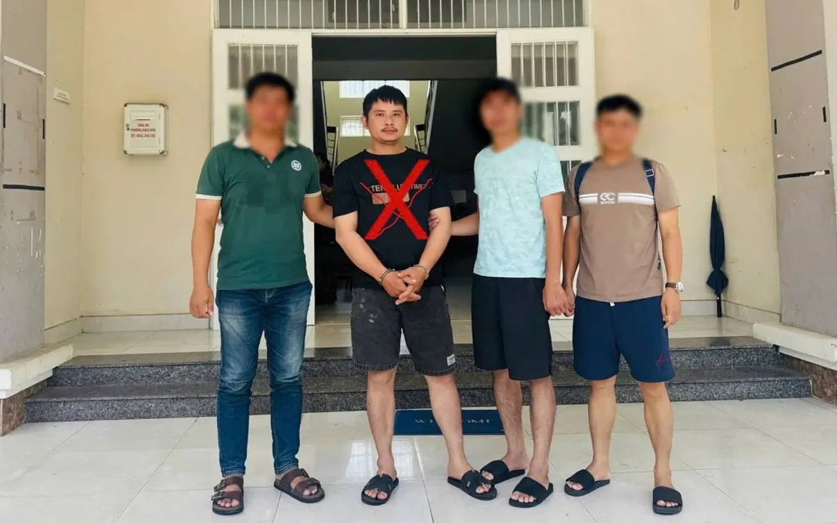Đối tương Trần Đình Trung bị tổ công tác Công an xã Tân Kỳ bắt giữ. Ảnh CANA.