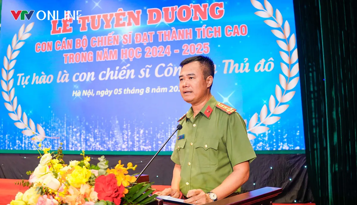 Công an Hà Nội tuyên dương 834 học sinh là con cán bộ, chiến sĩ tiêu biểu - Ảnh 2.