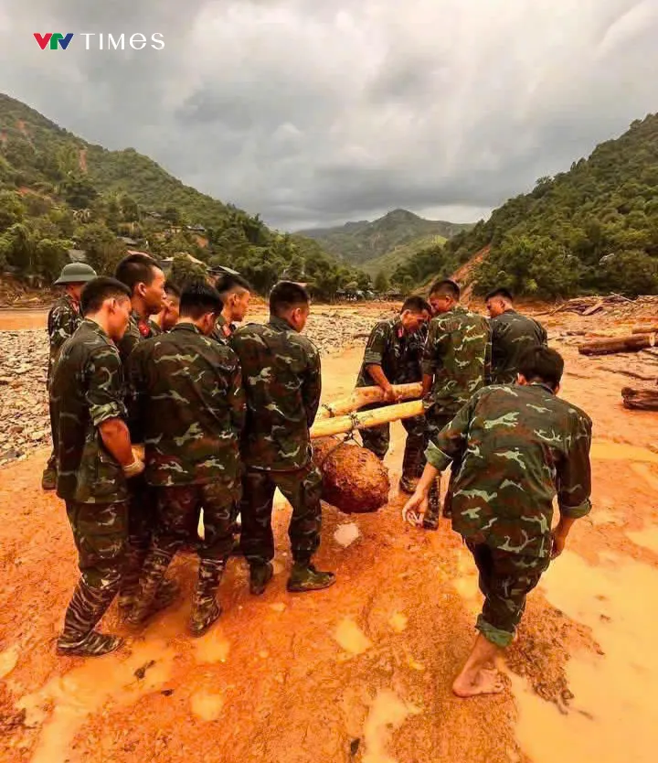 Điện Biên: Phát hiện quả bom còn nguyên ngòi nổ giữa vùng lũ - Ảnh 3.