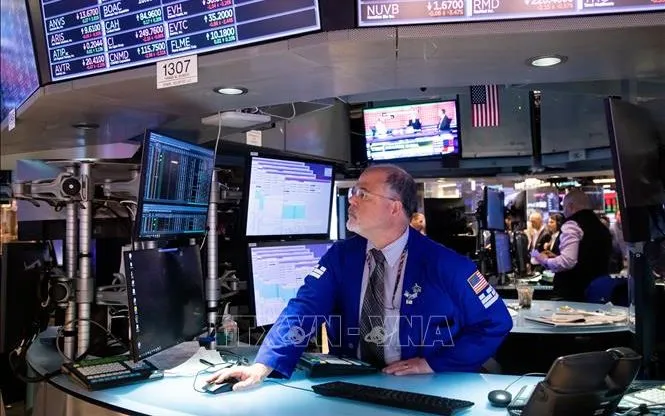 Giao dịch viên tại sàn chứng khoán New York, Mỹ. Ảnh: THX/TTXVN
