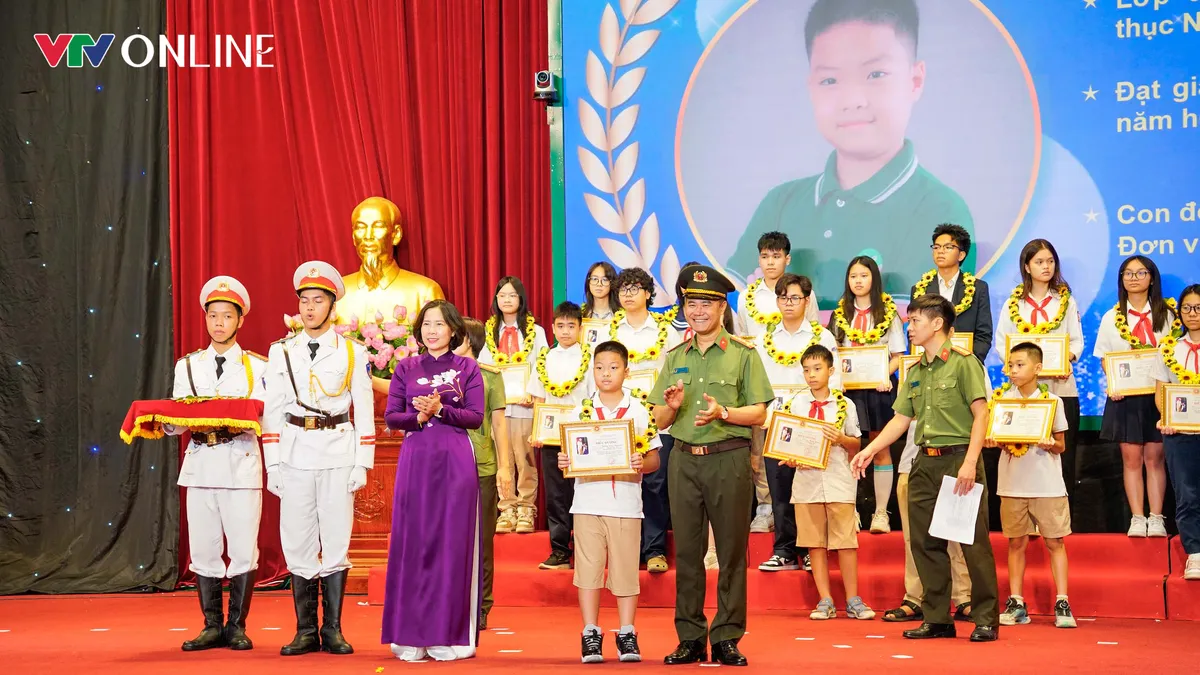 Công an Hà Nội tuyên dương 834 học sinh là con cán bộ, chiến sĩ tiêu biểu - Ảnh 1.