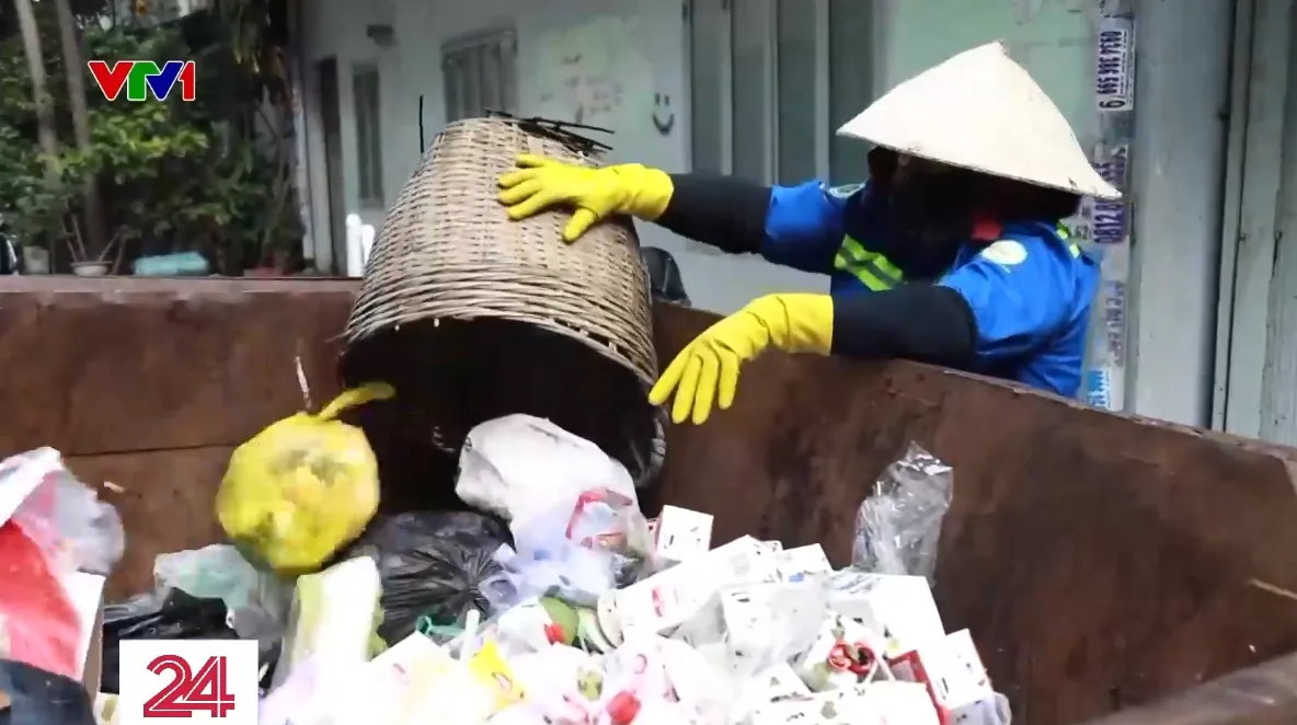 Phân loại rác tại nguồn còn nhiều khó khăn, bất cập  - Ảnh 1.