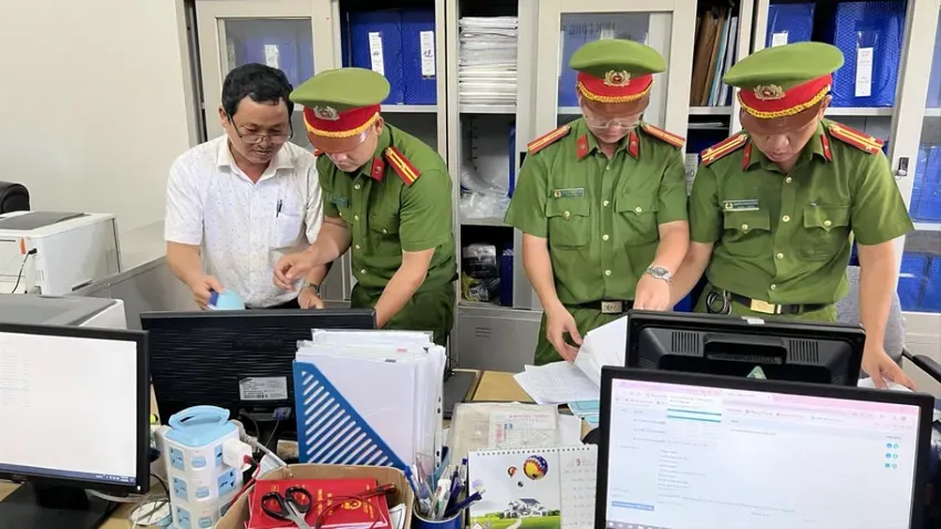 Khởi tố thêm 2 bị can trong vụ cải hoán tàu trái quy định tại Huế - Ảnh 1.