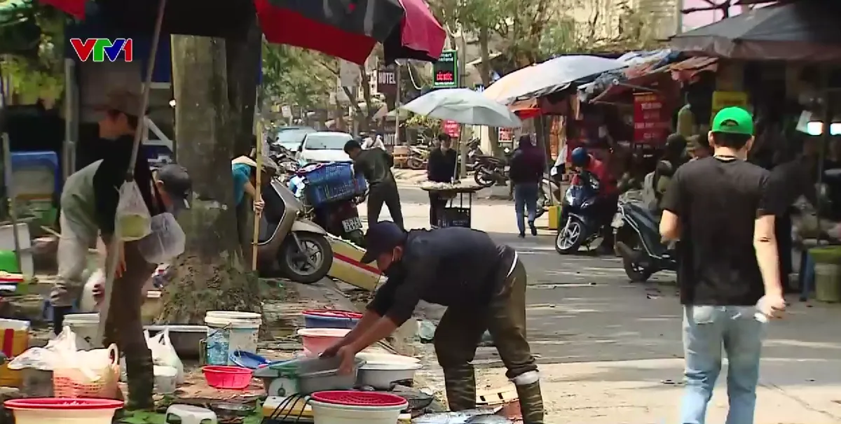 Hà Nội xử lý dứt điểm chợ tự phát và giết mổ nhỏ lẻ trong năm 2025 - Ảnh 3.