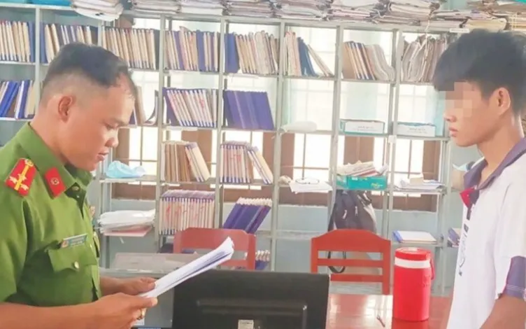 Cơ quan Cảnh sát điều tra Công an tỉnh An Giang tống đạt các quyết định đến bị can Phạm Duy Thanh. Ảnh: TTXVN