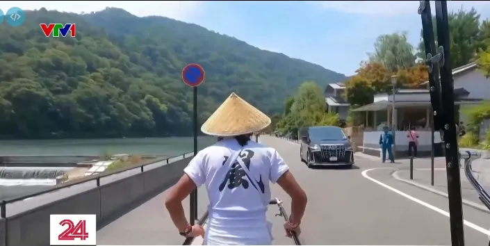 Những người kéo xe chật vật giữa nắng nóng chưa từng có tại Nhật Bản - Ảnh 1.