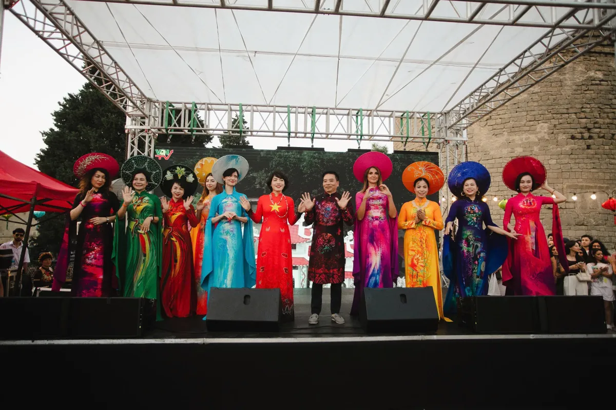 Dấu ấn "Những ngày Việt Nam tại Azerbaijan": Khi văn hóa Việt tỏa sáng giữa lòng phố cổ Baku - Ảnh 4.