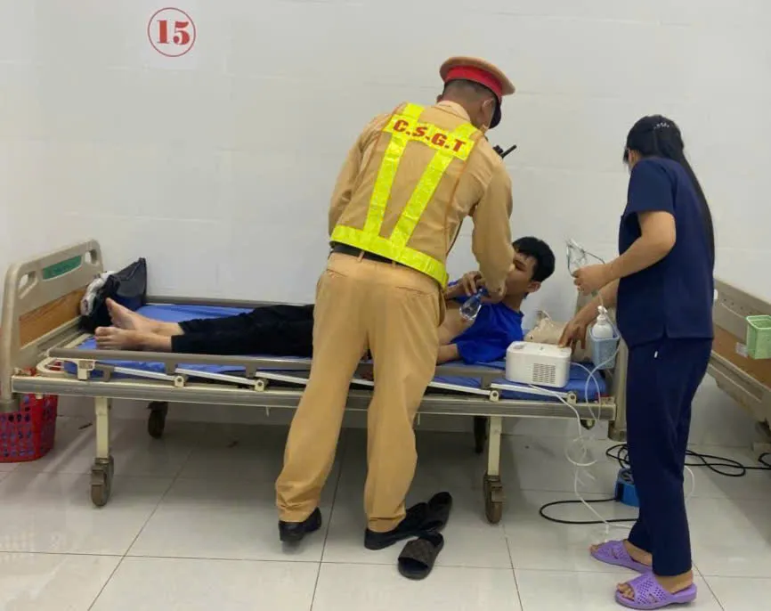 CSGT Lâm Đồng kịp thời cứu thanh niên bị nhồi máu cơ tim lúc rạng sáng - Ảnh 2.