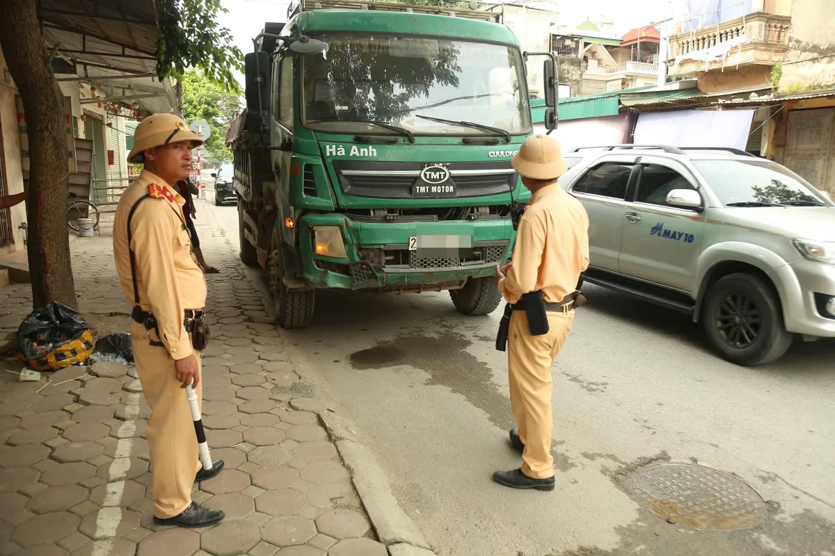 Hà Nội: Xử lý nghiêm xe quá khổ, quá tải tại cửa ngõ phía Nam - Ảnh 1.