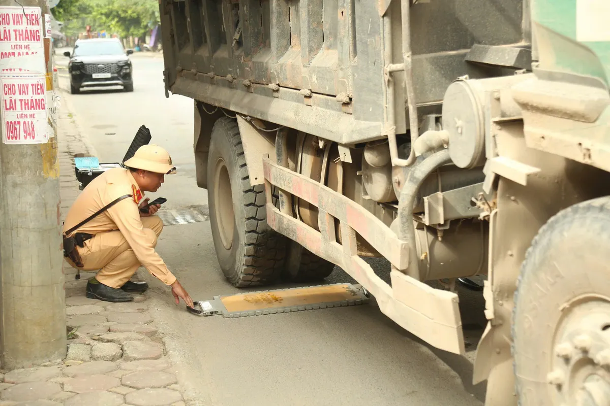Hà Nội: Xử lý nghiêm xe quá khổ, quá tải tại cửa ngõ phía Nam - Ảnh 2.