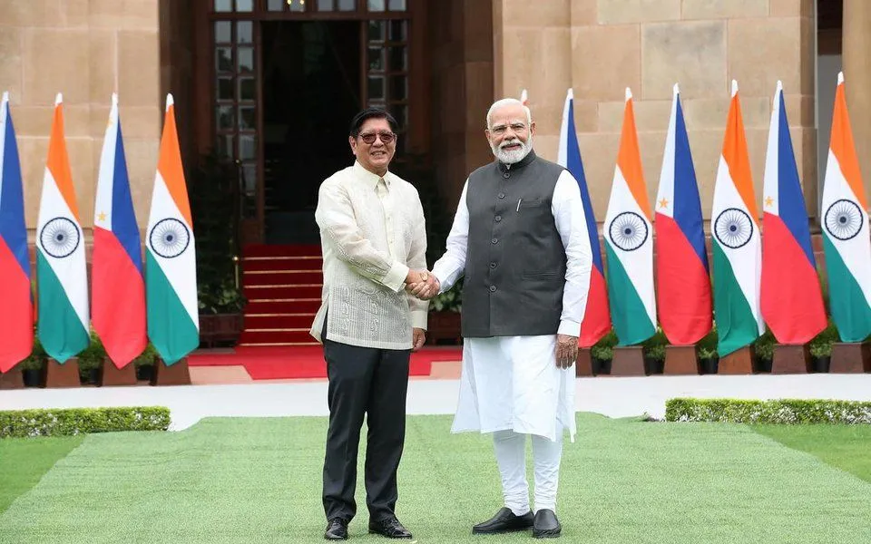 Tổng thống Philippines Ferdinand Marcos Jr (trái) và Thủ tướng Ấn Độ Narendra Modi tại New Delhi ngày 5/8 (Ảnh: EPA)