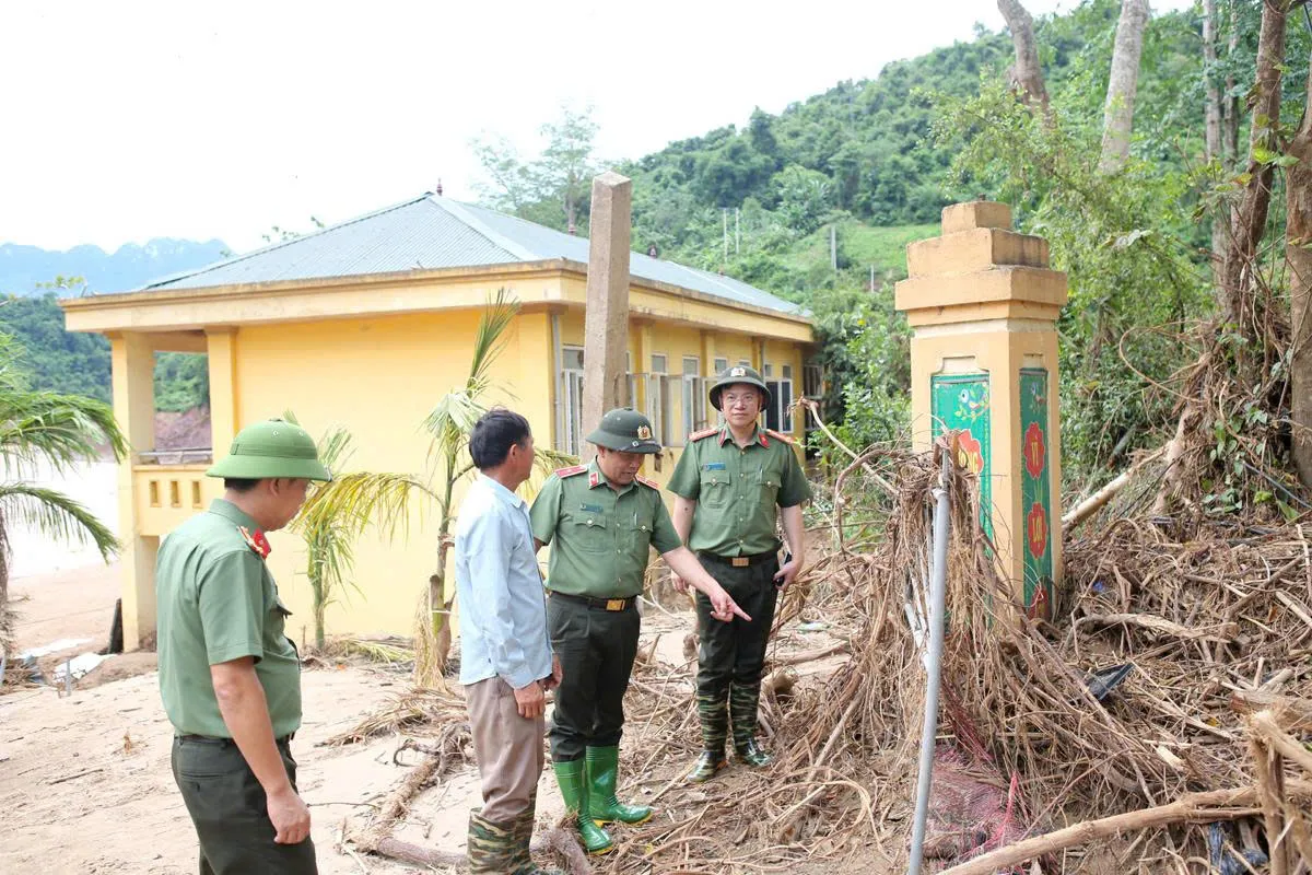 Bộ Công an sẽ xây mới, sửa chữa 1.000 căn nhà ở Nghệ An bị thiệt hại do lũ - Ảnh 1.