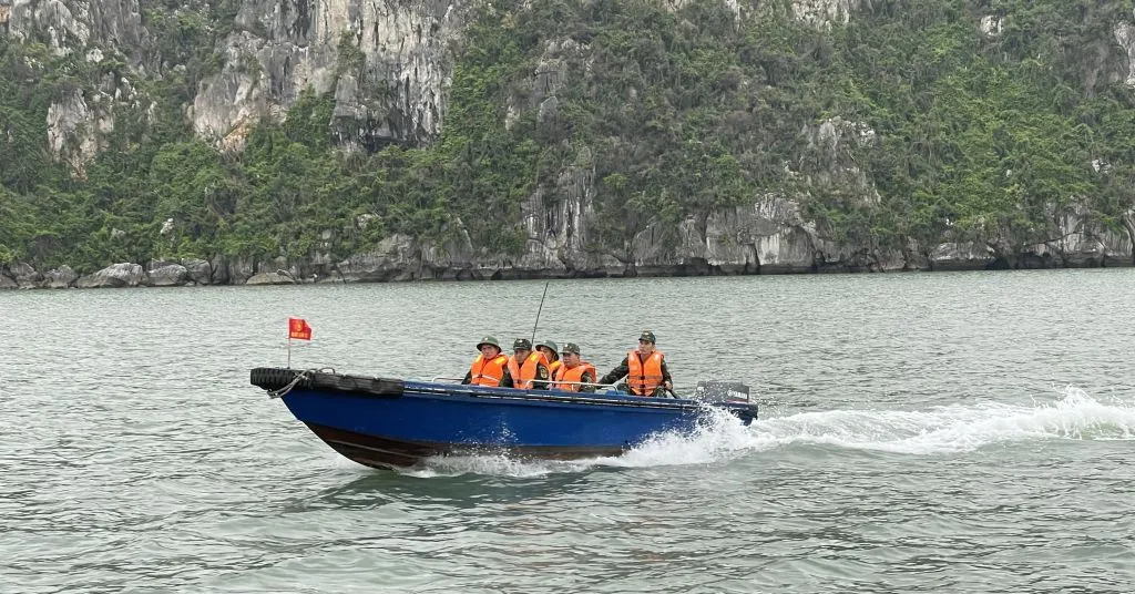 Bộ CHQS tỉnh Quang Ninh tuần tra 24/24h hằng ngày trên Vịnh Hạ Long - Ảnh 2.