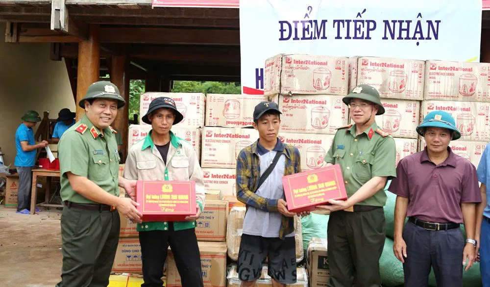 Bộ Công an sẽ xây mới, sửa chữa 1.000 căn nhà ở Nghệ An bị thiệt hại do lũ - Ảnh 2.