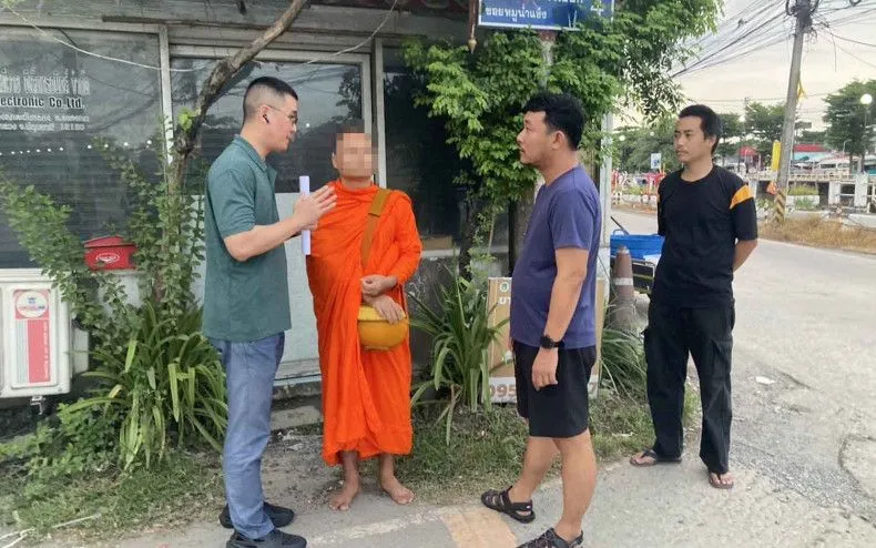 Cảnh sát đã bắt giữ Surat Lungtia, 45 tuổi, khi ông này đang đi khất thực tại thôn Khlong Hok, huyện Khlong Luang, tỉnh Pathum Thani, sáng 6/8/2025 (Ảnh: Cảnh sát Thái Lan)
