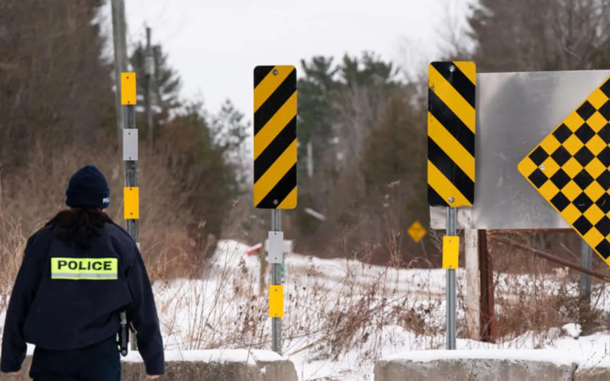 Một sĩ quan RCMP kiểm tra biên giới giữa Quebec và tiểu bang New York, tháng 1/2025 (Ảnh minh họa: CANADIAN PRESS/Christinne Muschi)